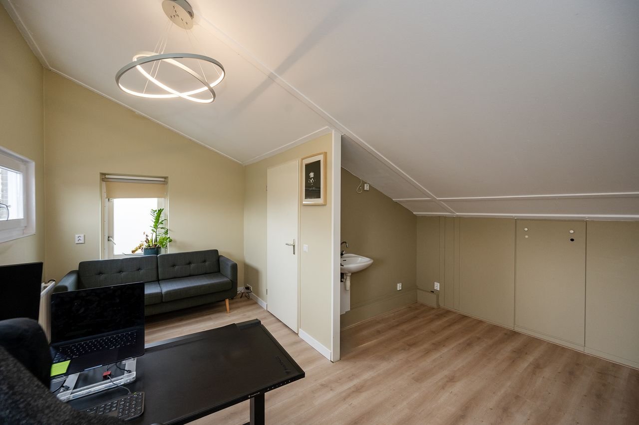 Spacious house (120m²) with private driveway - Image 37