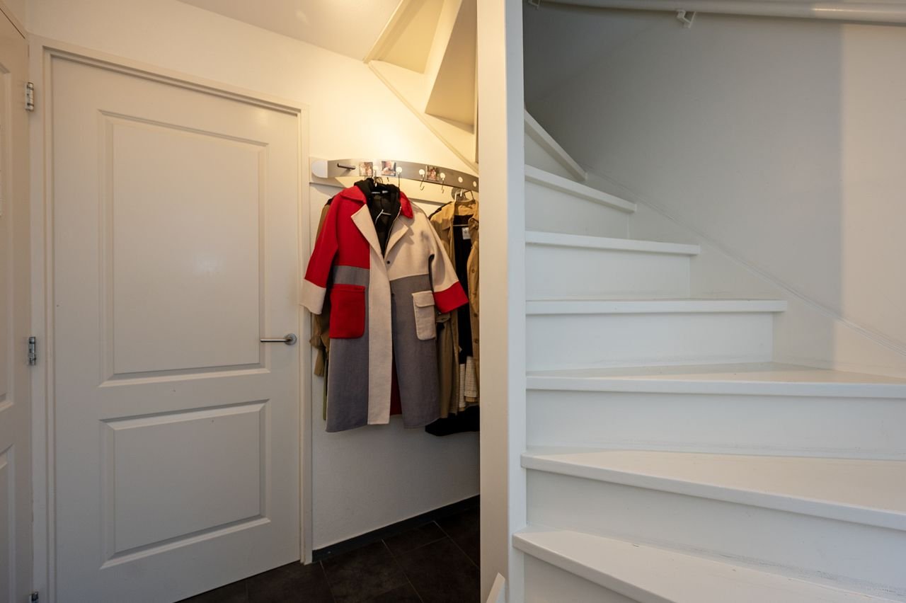 Spacious house (120m²) with private driveway - Image 5