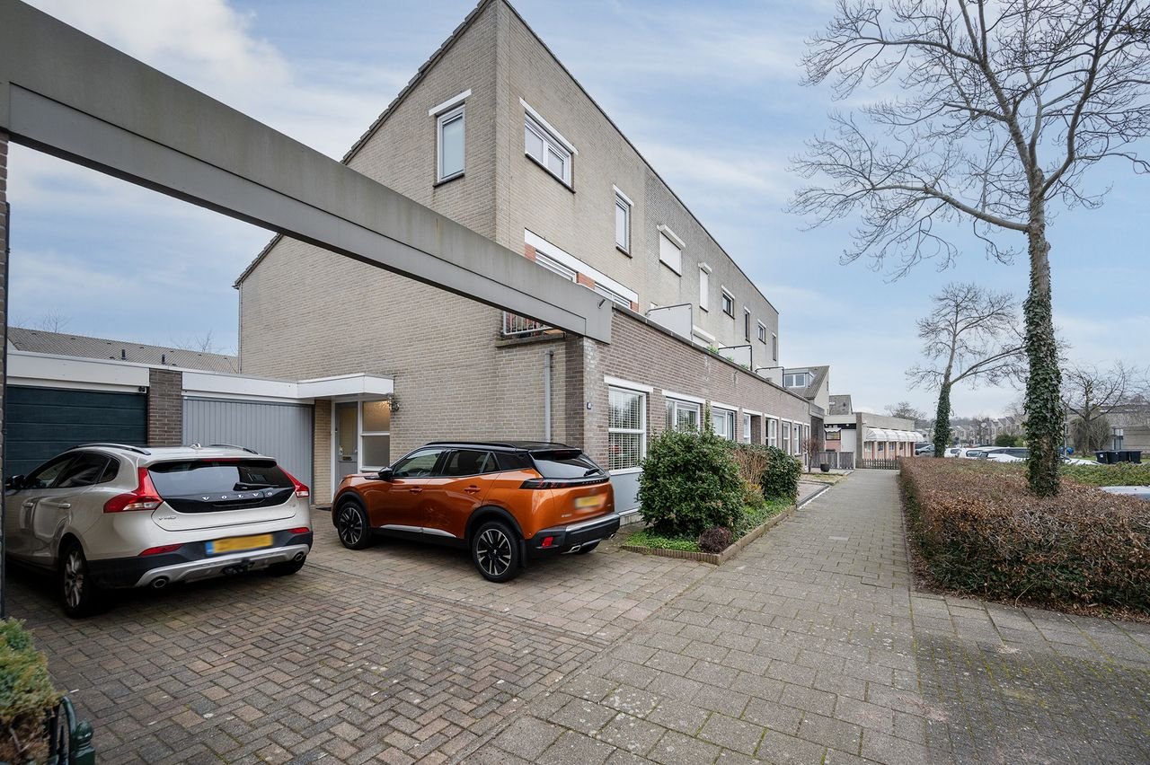 Spacious house (120m²) with private driveway - Image 3