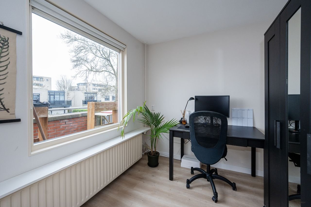 Spacious house (120m²) with private driveway - Image 26