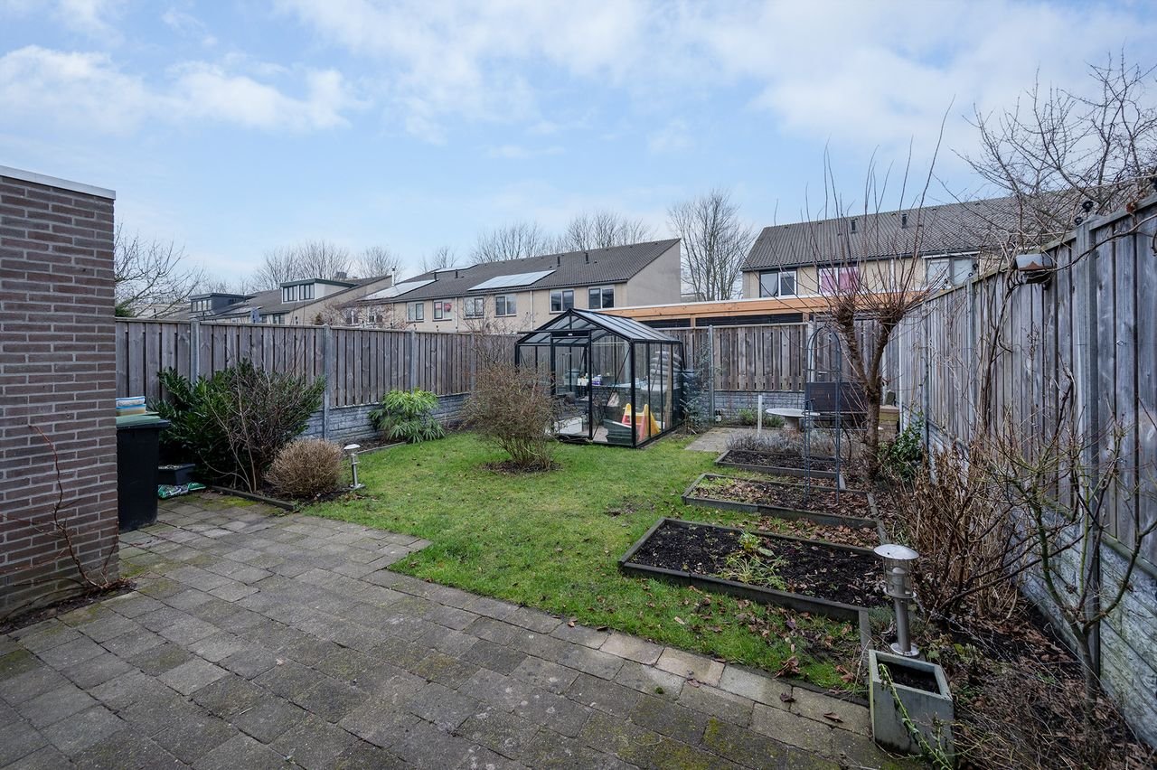 Spacious house (120m²) with private driveway - Image 21