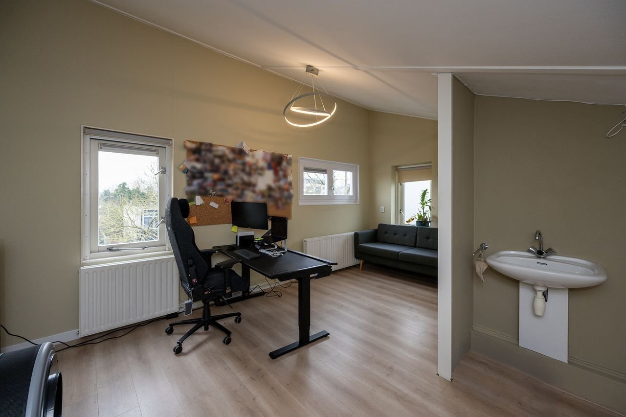 Spacious house (120m²) with private driveway - Image 36