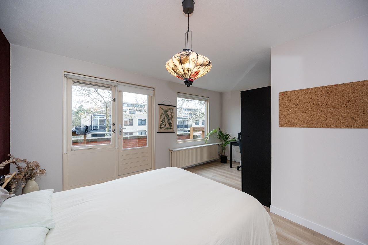 Spacious house (120m²) with private driveway - Image 23