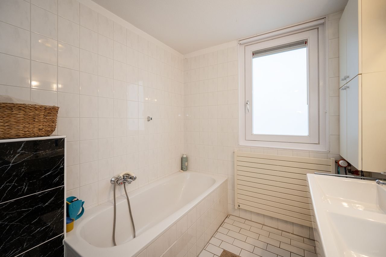 Spacious house (120m²) with private driveway - Image 30