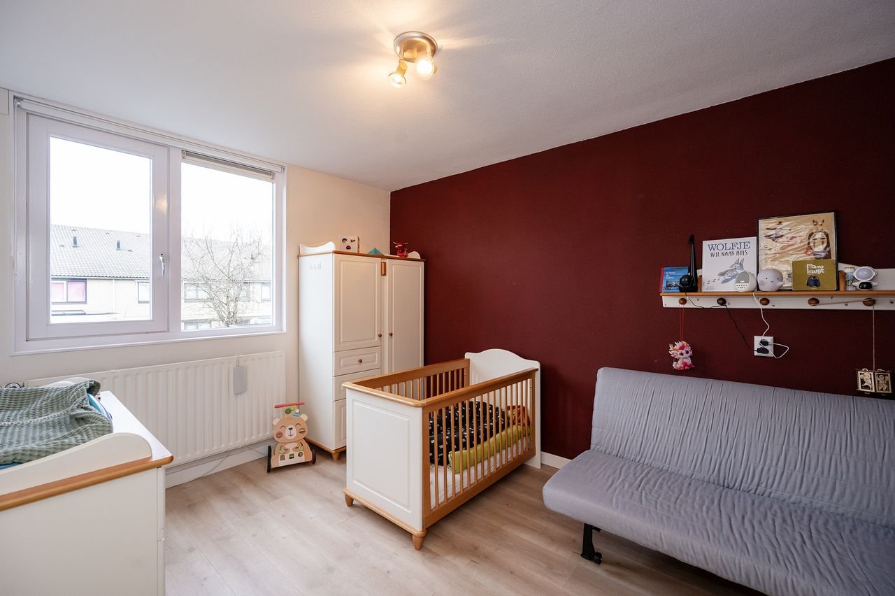 Spacious house (120m²) with private driveway - Image 25