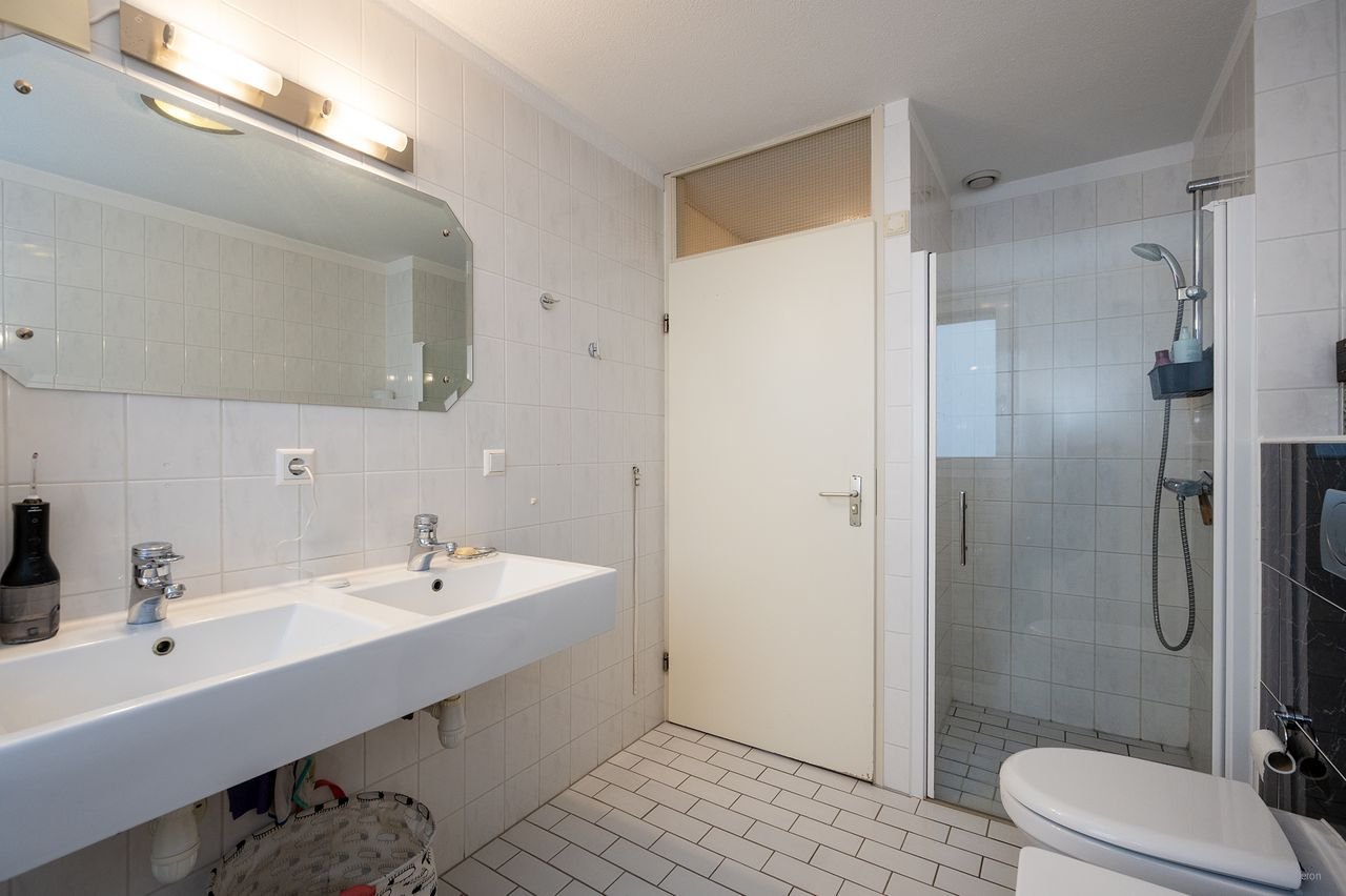 Spacious house (120m²) with private driveway - Image 31