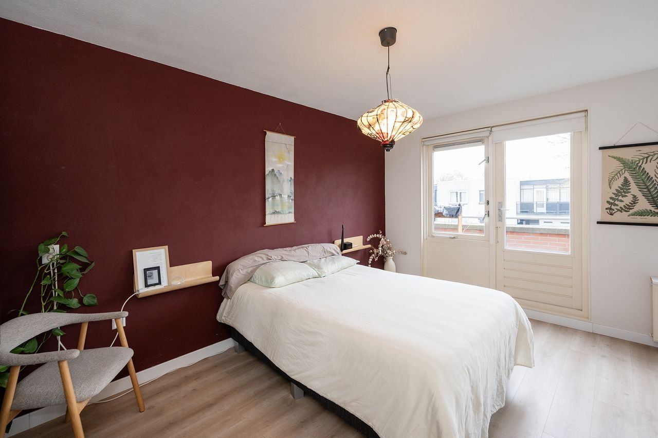 Spacious house (120m²) with private driveway - Image 22