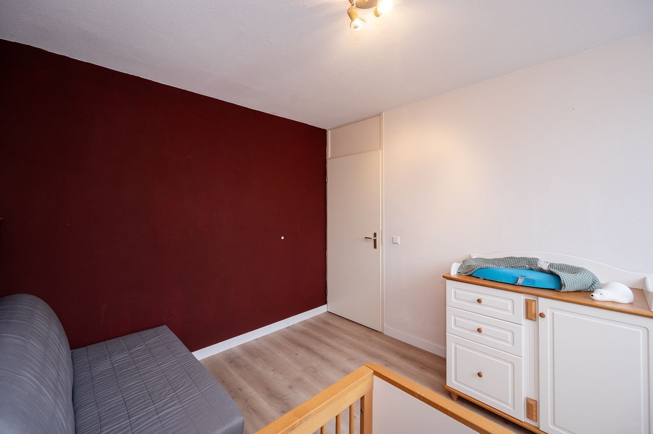 Spacious house (120m²) with private driveway - Image 29