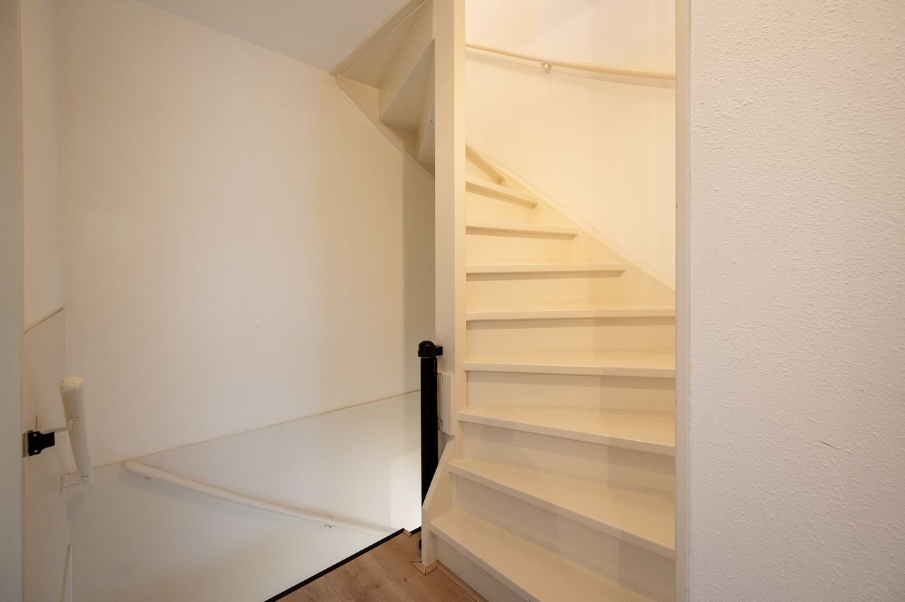 Spacious house (120m²) with private driveway - Image 32