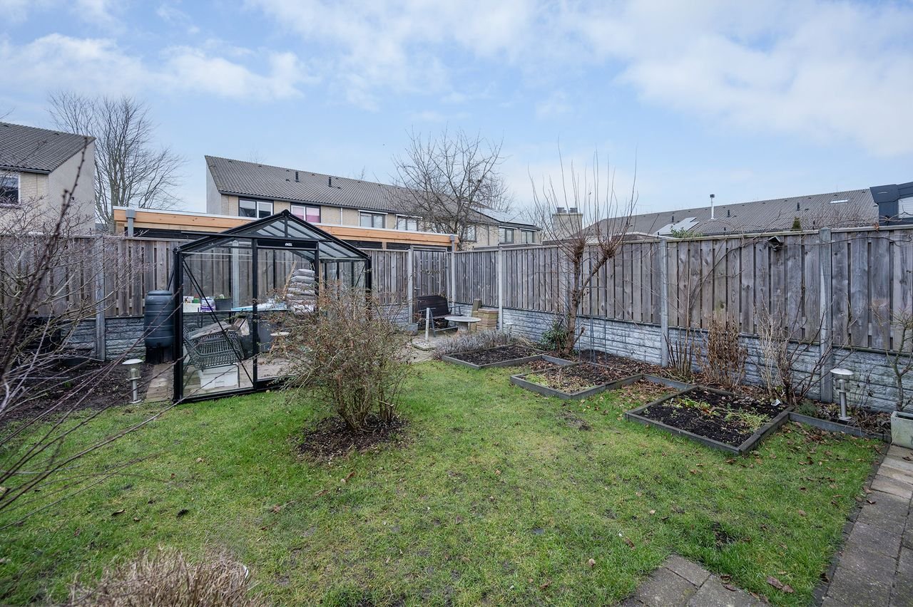 Spacious house (120m²) with private driveway - Image 20