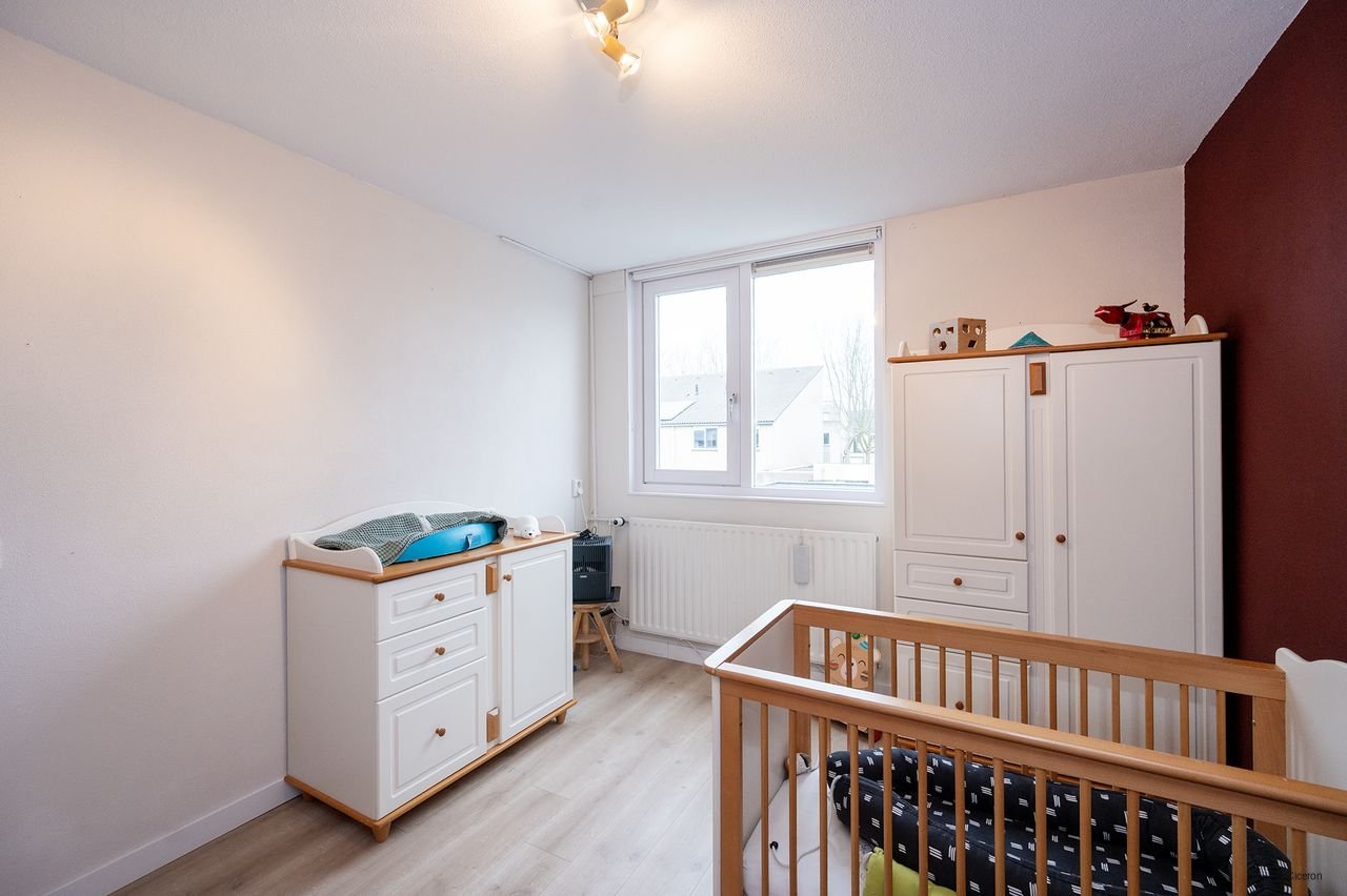 Spacious house (120m²) with private driveway - Image 27