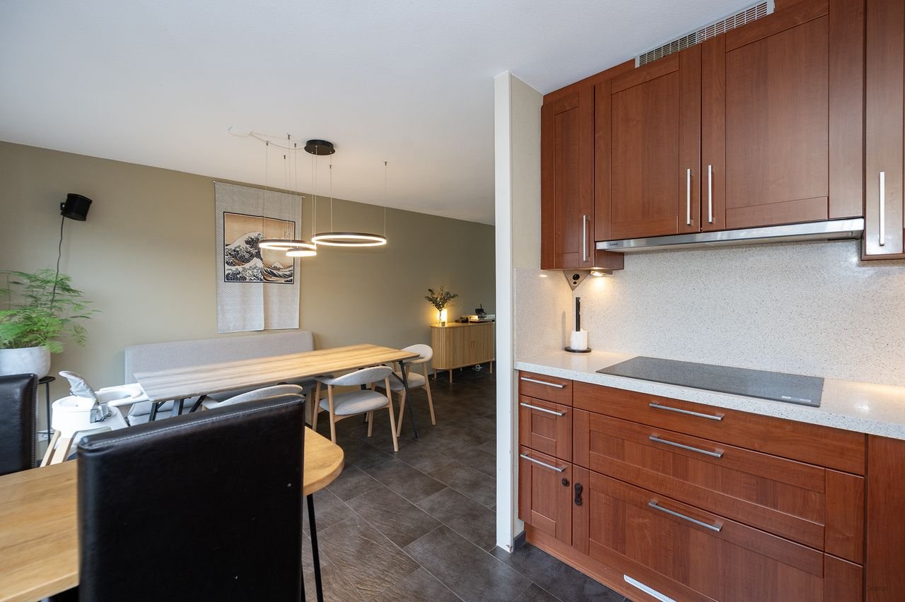 Spacious house (120m²) with private driveway - Image 16