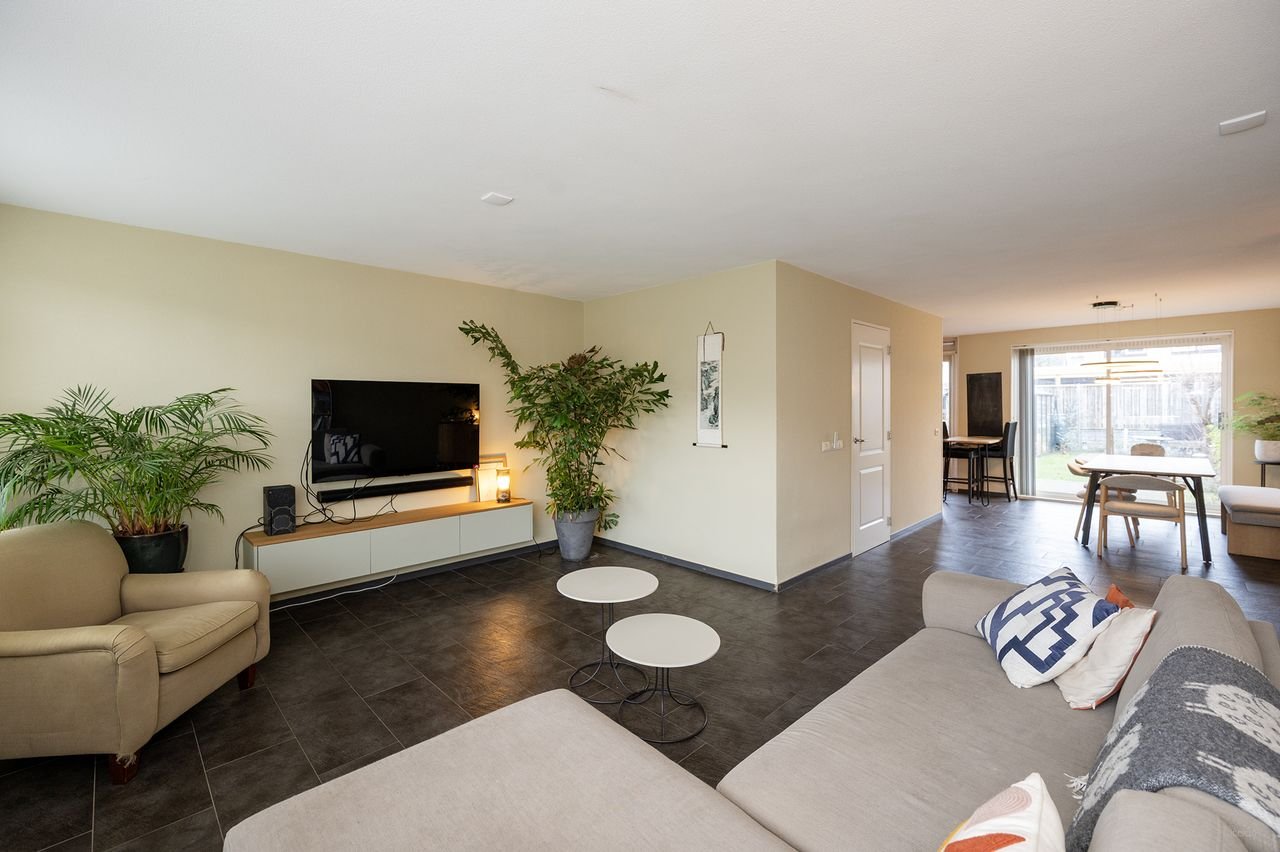 Spacious house (120m²) with private driveway - Image 9