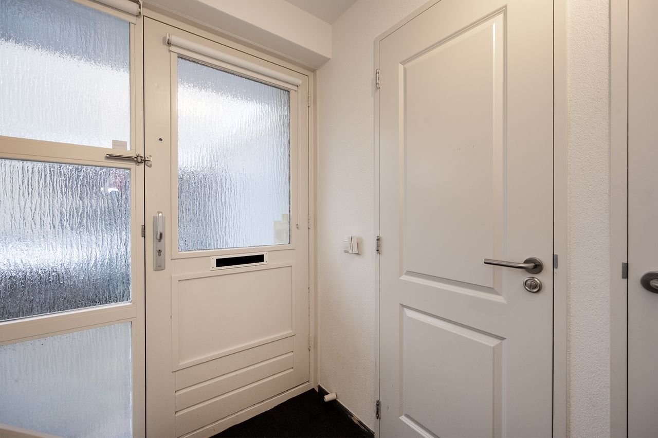 Spacious house (120m²) with private driveway - Image 2