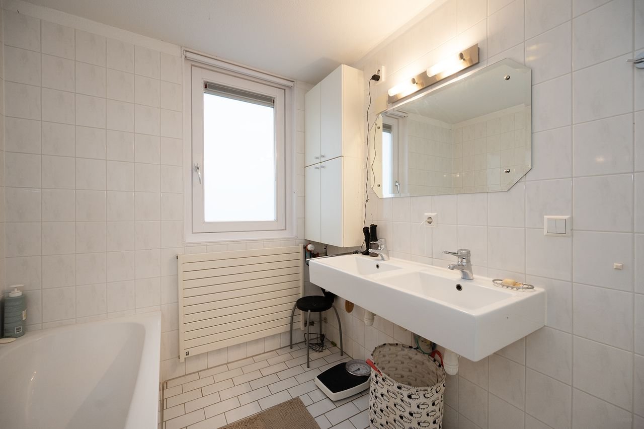 Spacious house (120m²) with private driveway - Image 28