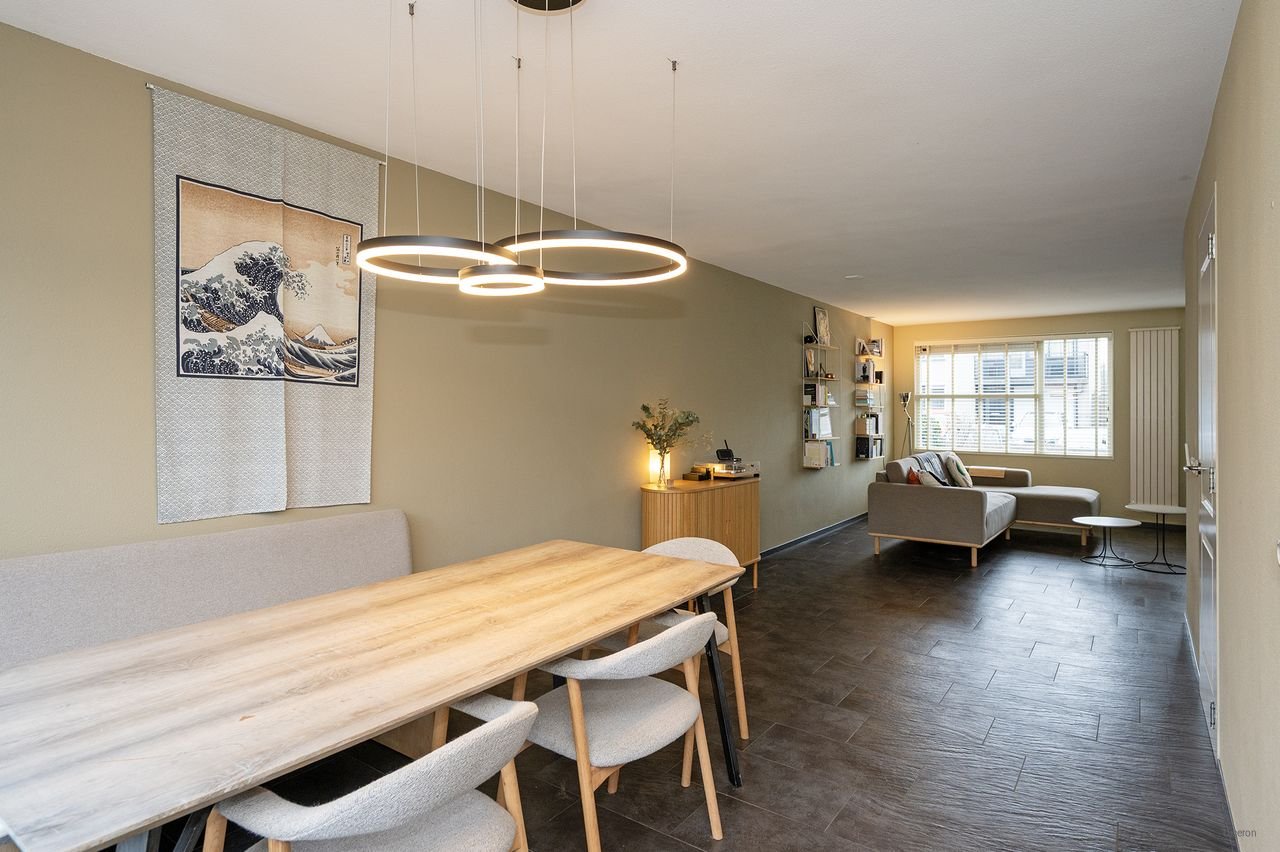 Spacious house (120m²) with private driveway - Image 13