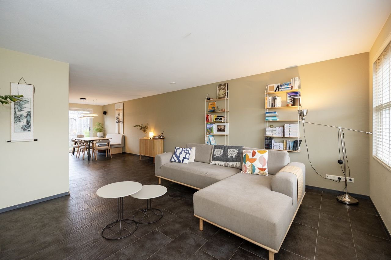 Spacious house (120m²) with private driveway - Image 8