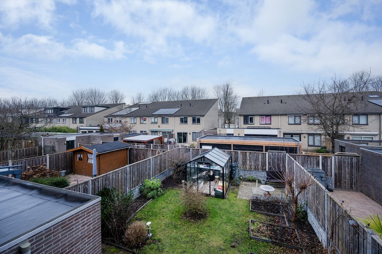 Spacious house (120m²) with private driveway - Image 35