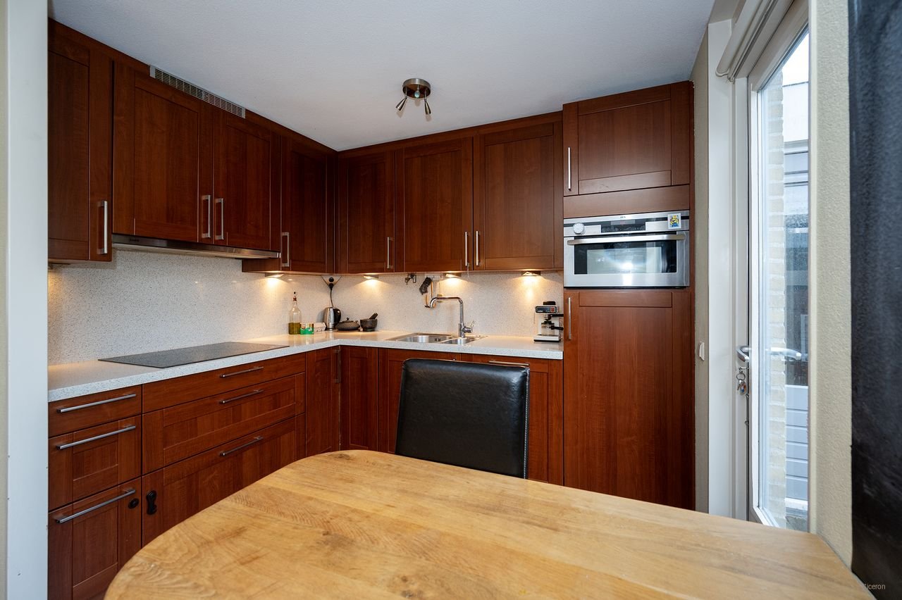 Spacious house (120m²) with private driveway - Image 17