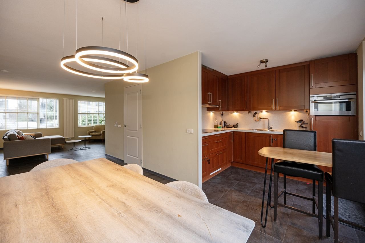 Spacious house (120m²) with private driveway - Image 14