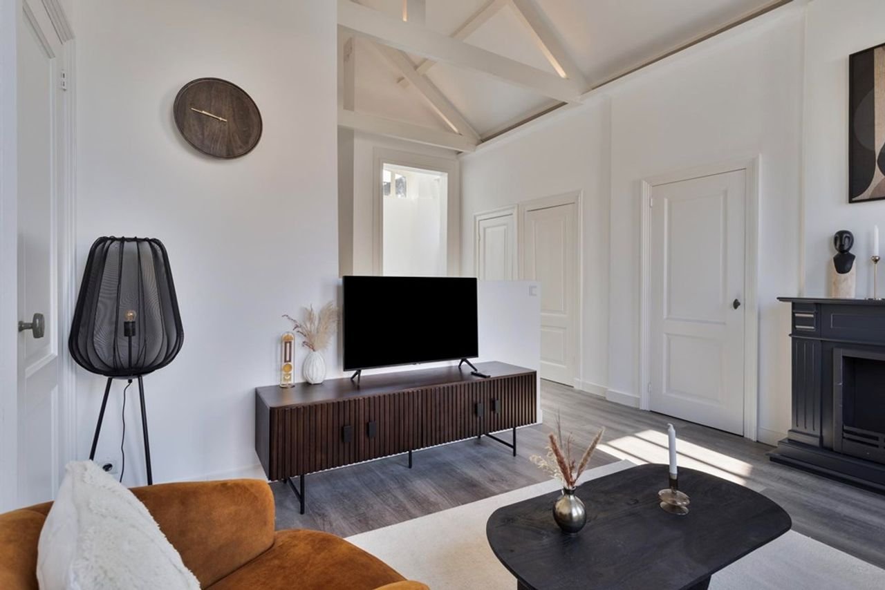 House with stained glass and parking - Image 19