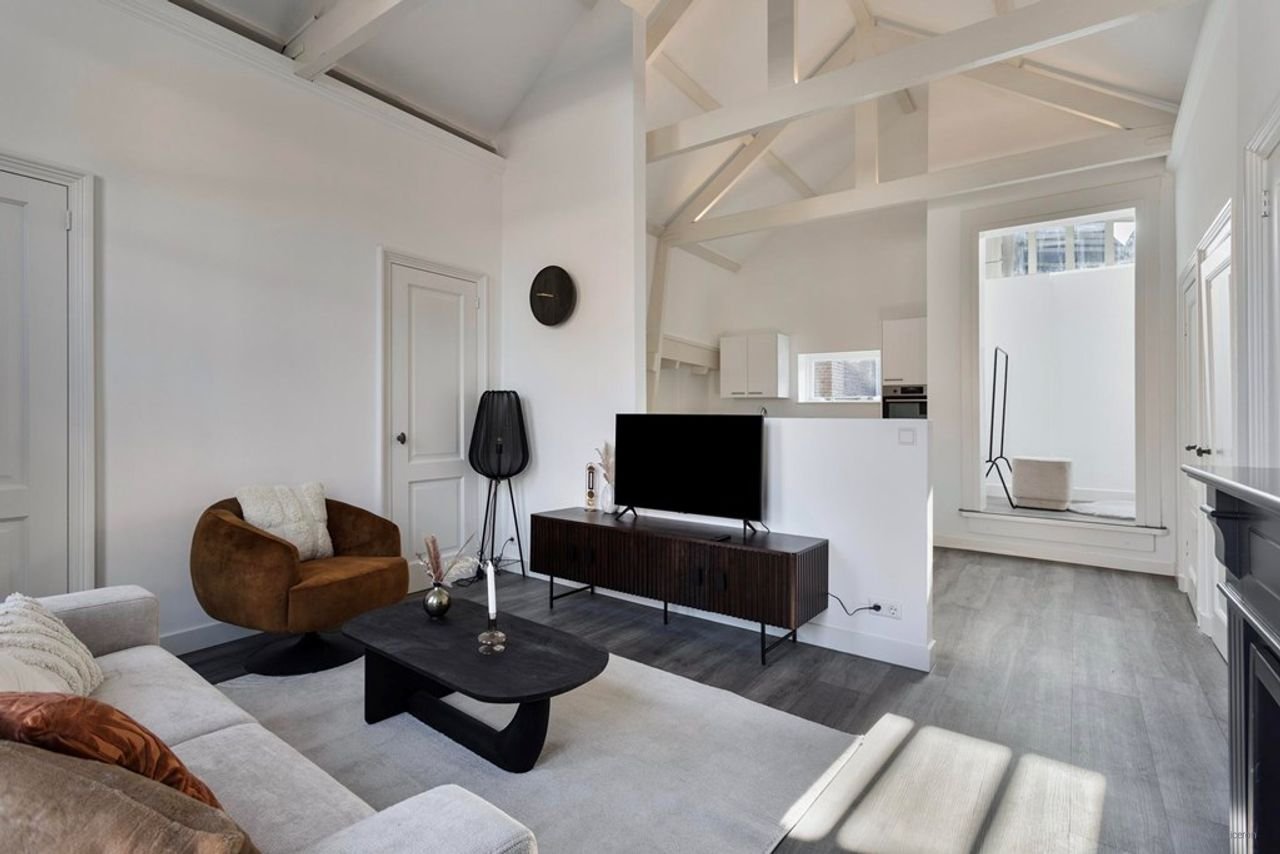 House with stained glass and parking - Image 18