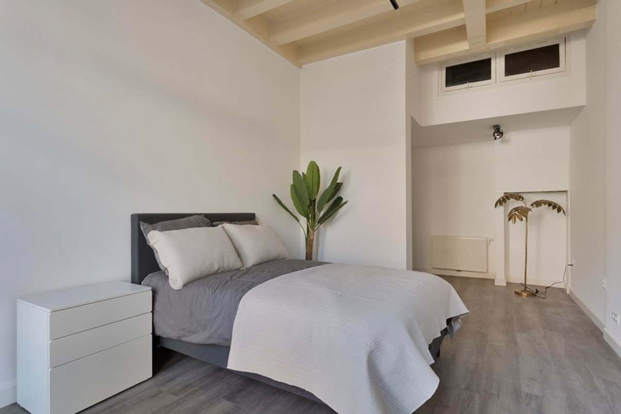 House with stained glass and parking - Image 6