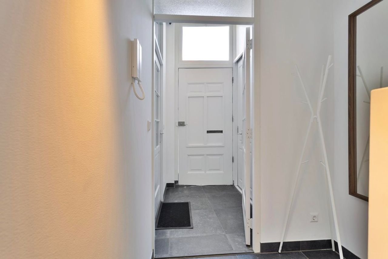 House with stained glass and parking - Image 3