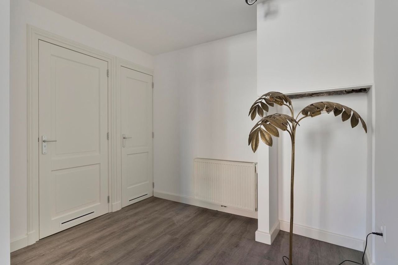 House with stained glass and parking - Image 8