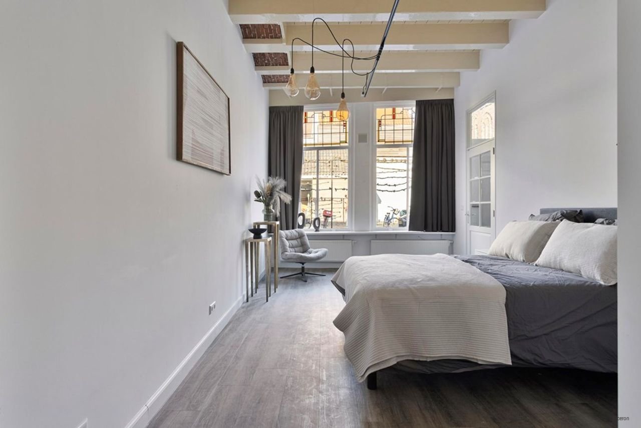 House with stained glass and parking - Image 7