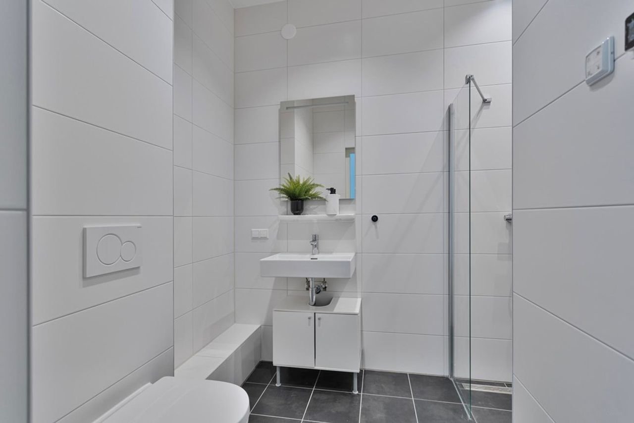 House with stained glass and parking - Image 10