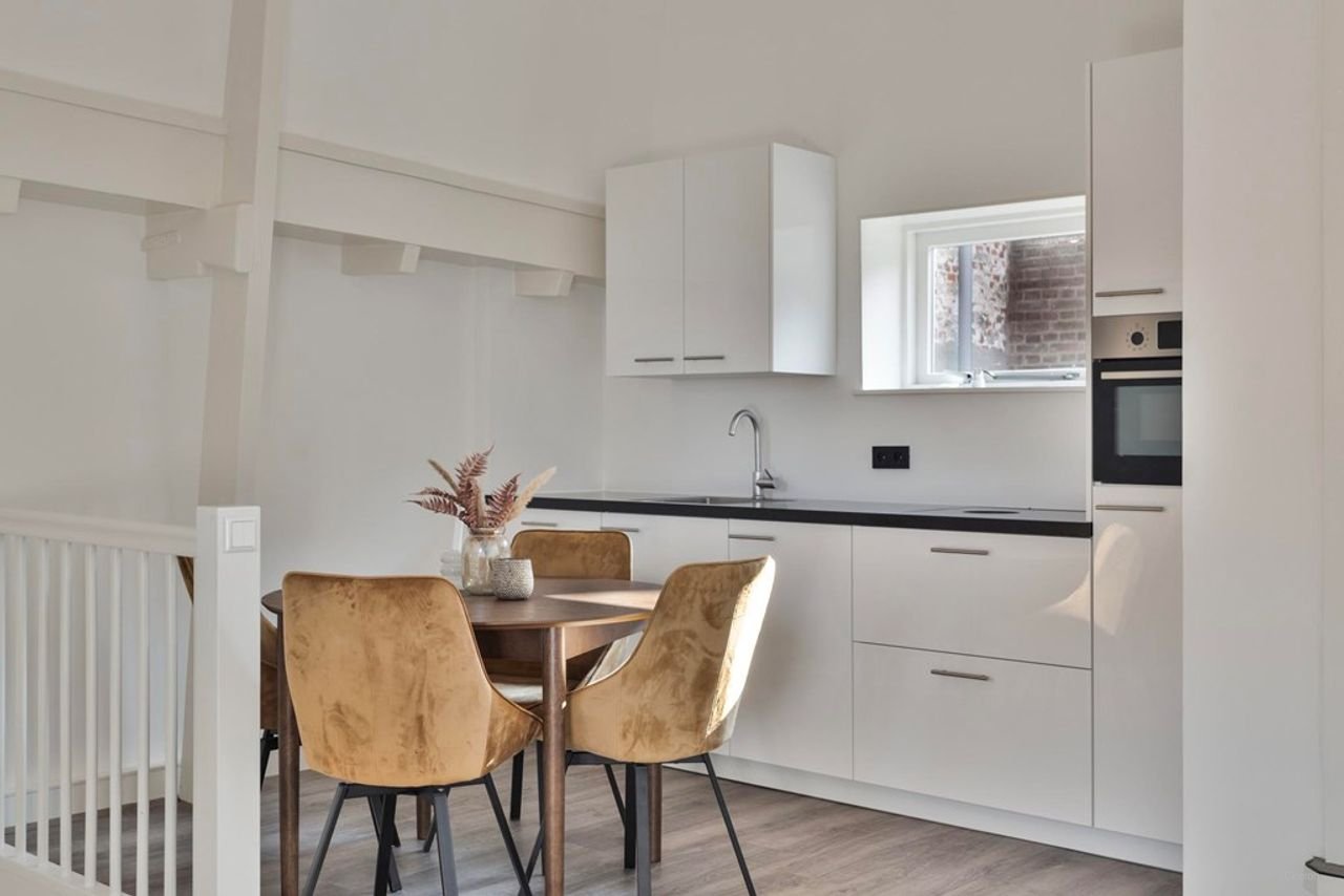 House with stained glass and parking - Image 12