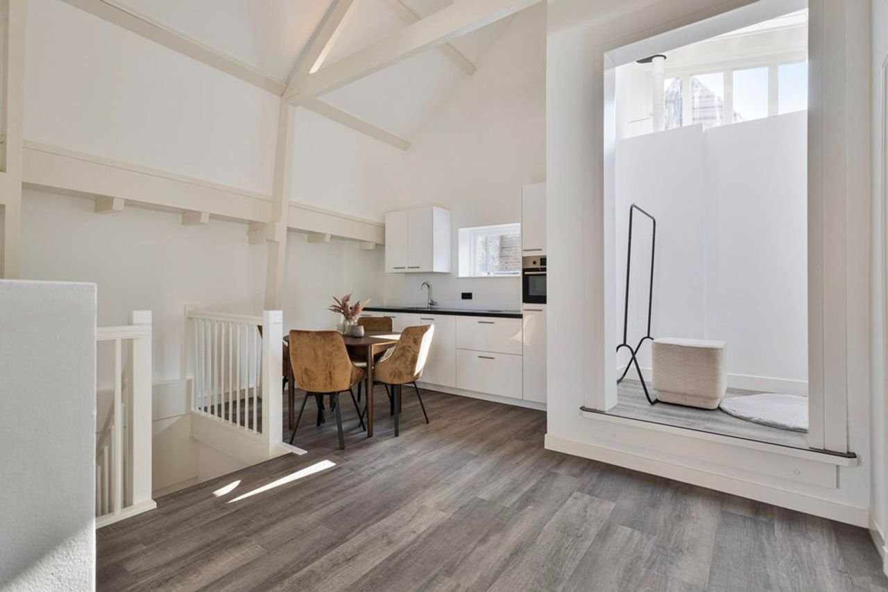 House with stained glass and parking - Image 14