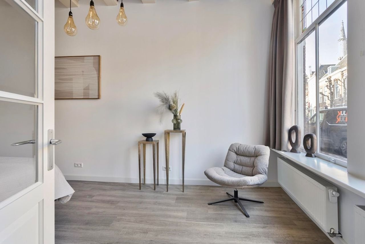 House with stained glass and parking - Image 5