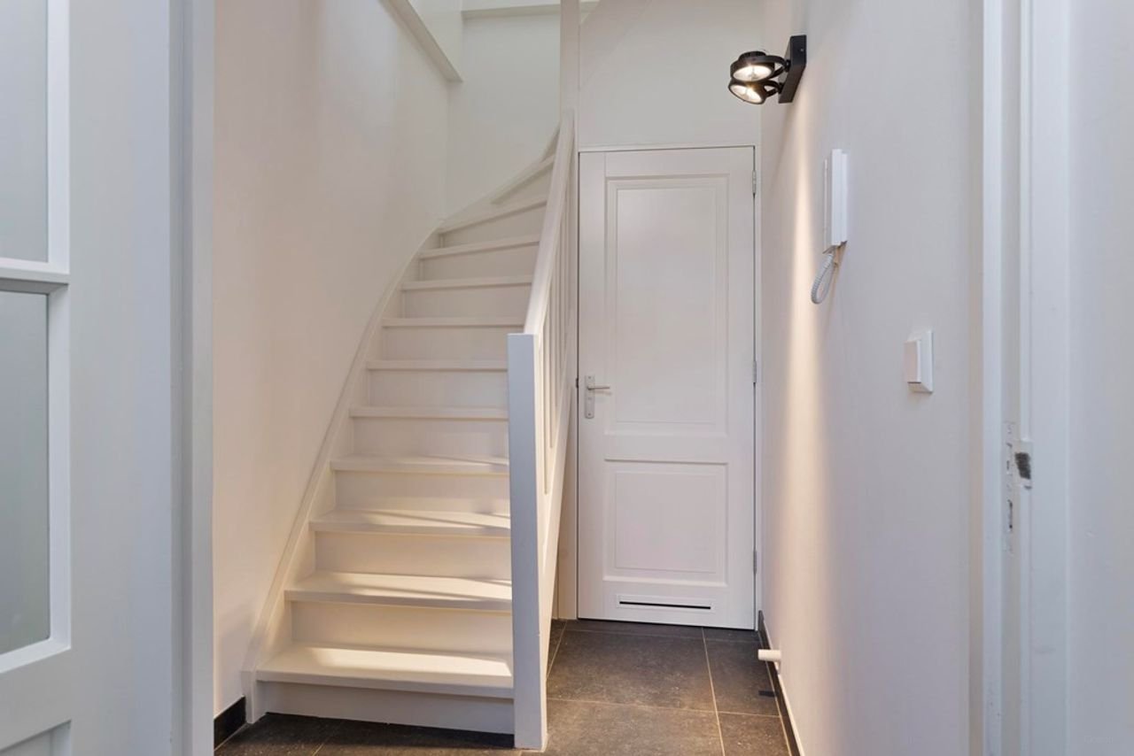 House with stained glass and parking - Image 2