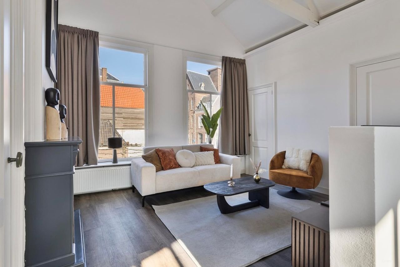 House with stained glass and parking - Image 17