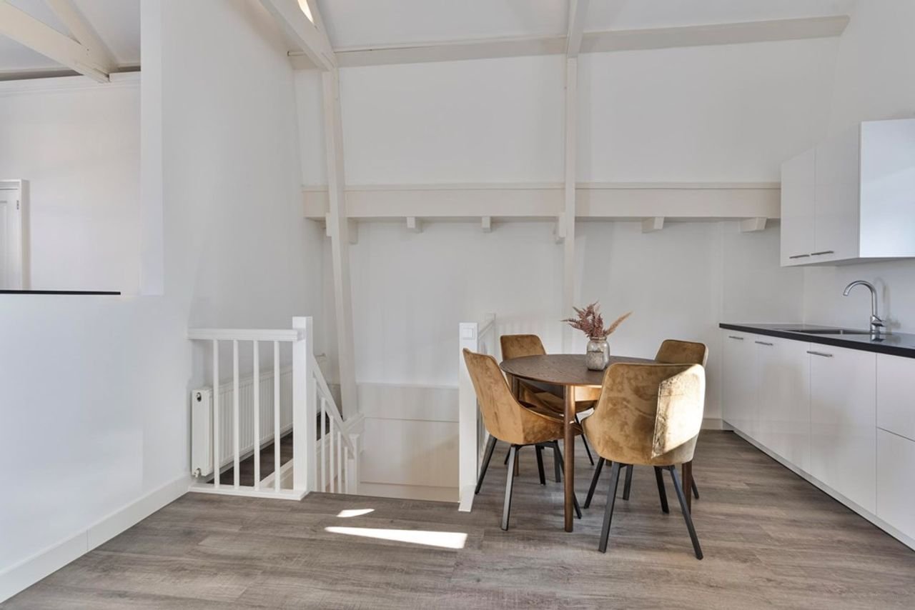 House with stained glass and parking - Image 13