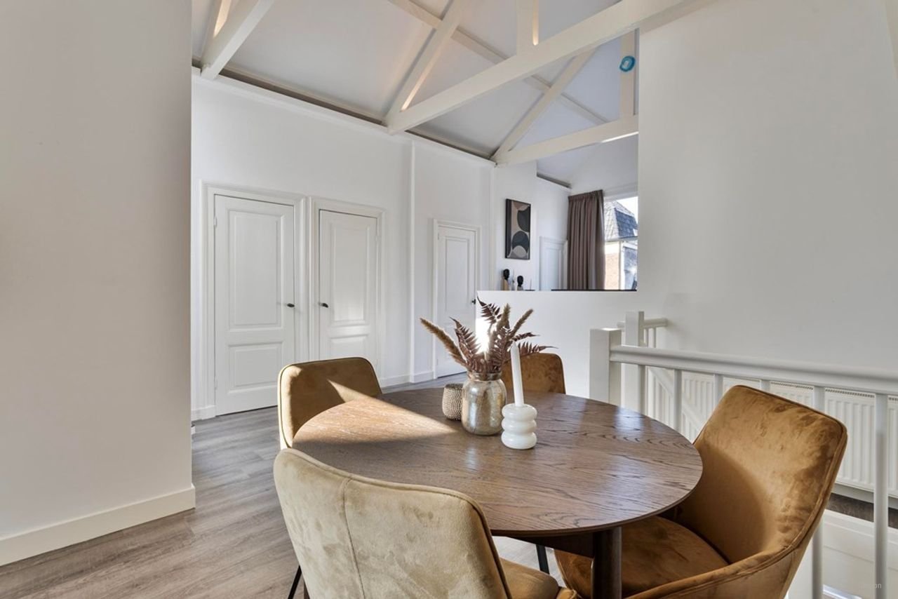 House with stained glass and parking - Image 15