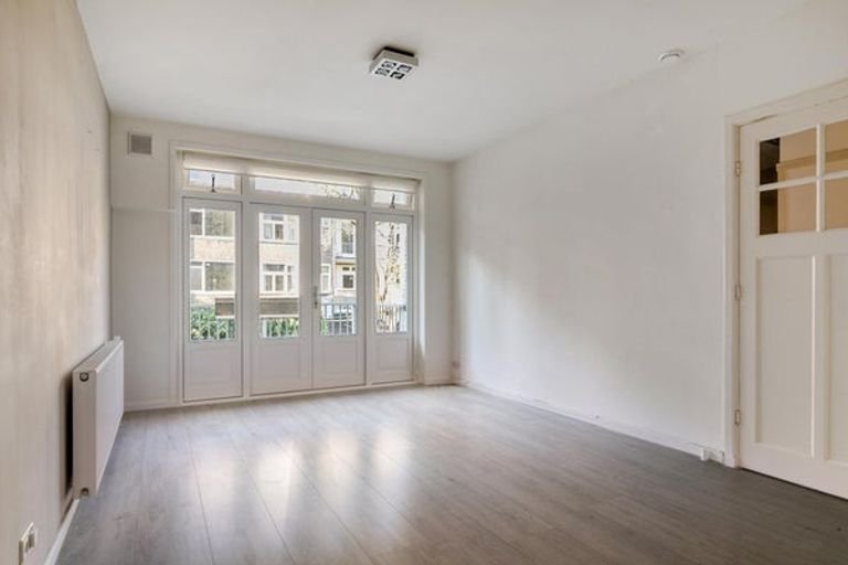 Bright 4-room apartment with balcony - Image 1