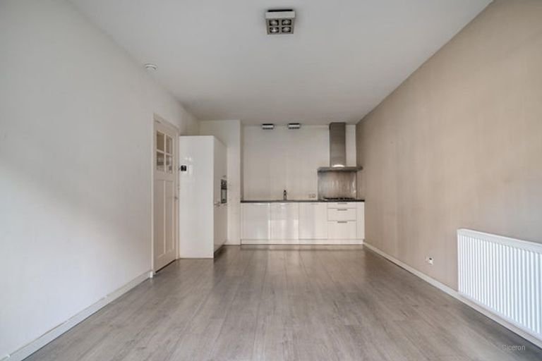 Bright 4-room apartment with balcony - Image 2