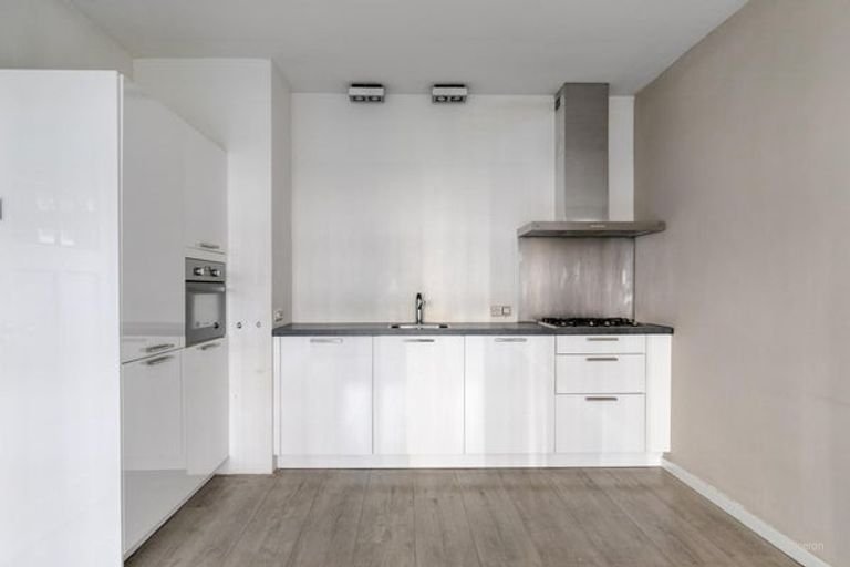 Bright 4-room apartment with balcony - Image 8