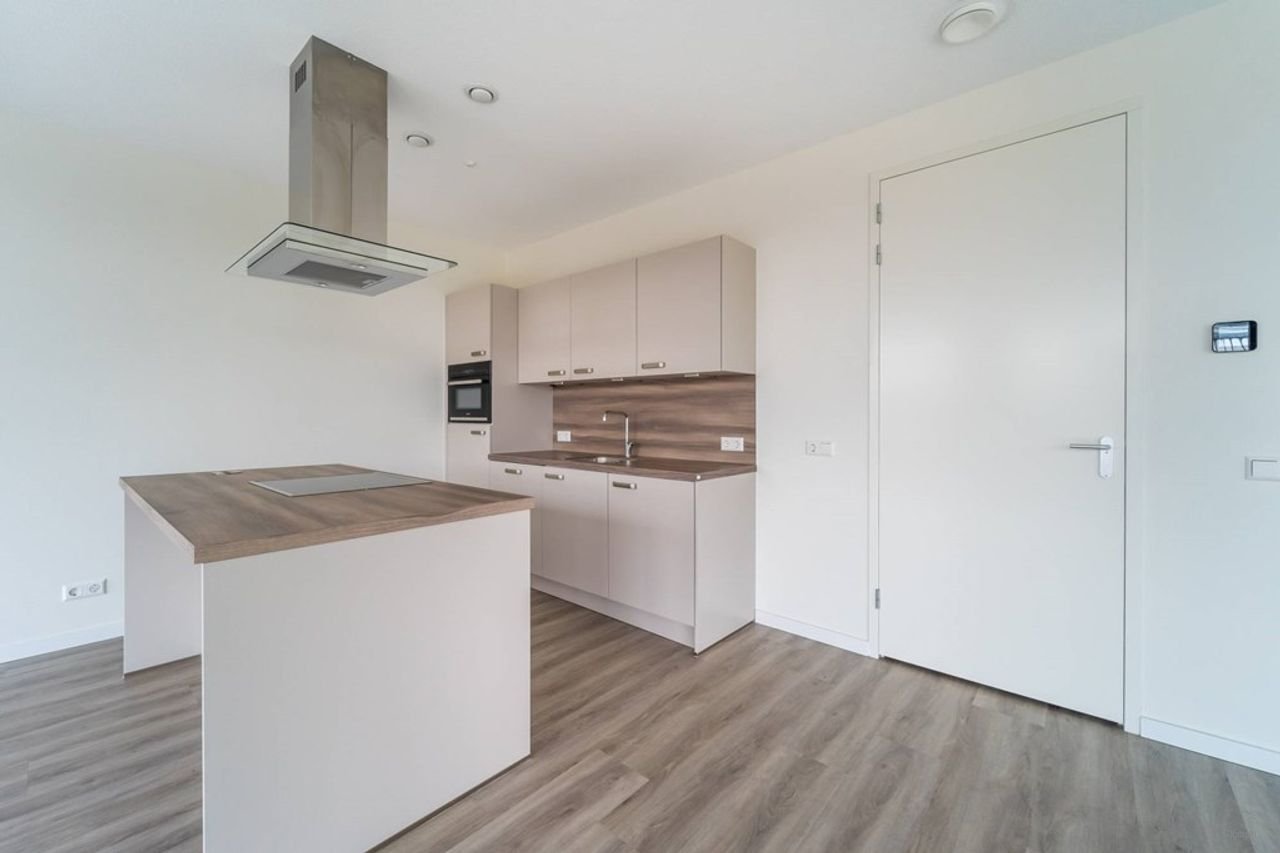 Bright 2-bedroom apartment with west-facing balcony - Image 6