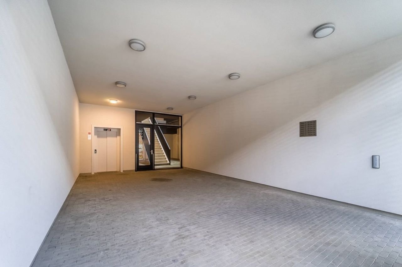 Bright 2-bedroom apartment with west-facing balcony - Image 28