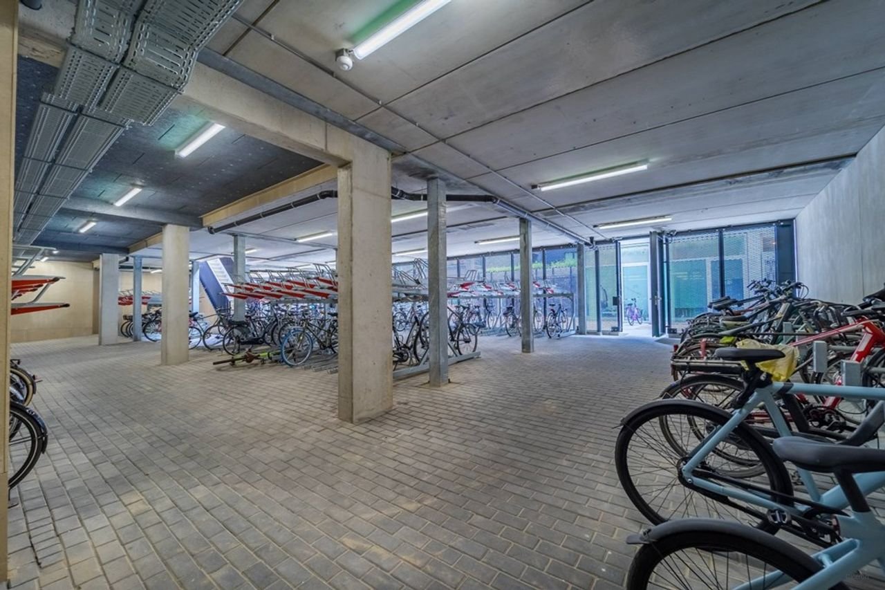 Bright 2-bedroom apartment with west-facing balcony - Image 30