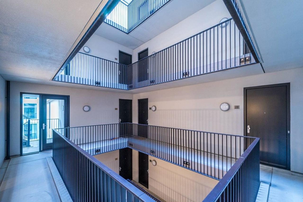 Bright 2-bedroom apartment with west-facing balcony - Image 3