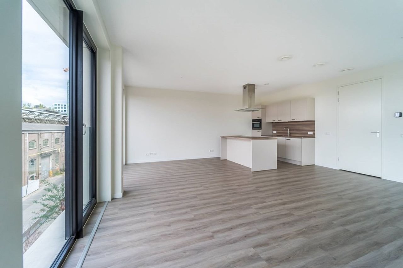 Bright 2-bedroom apartment with west-facing balcony - Image 11