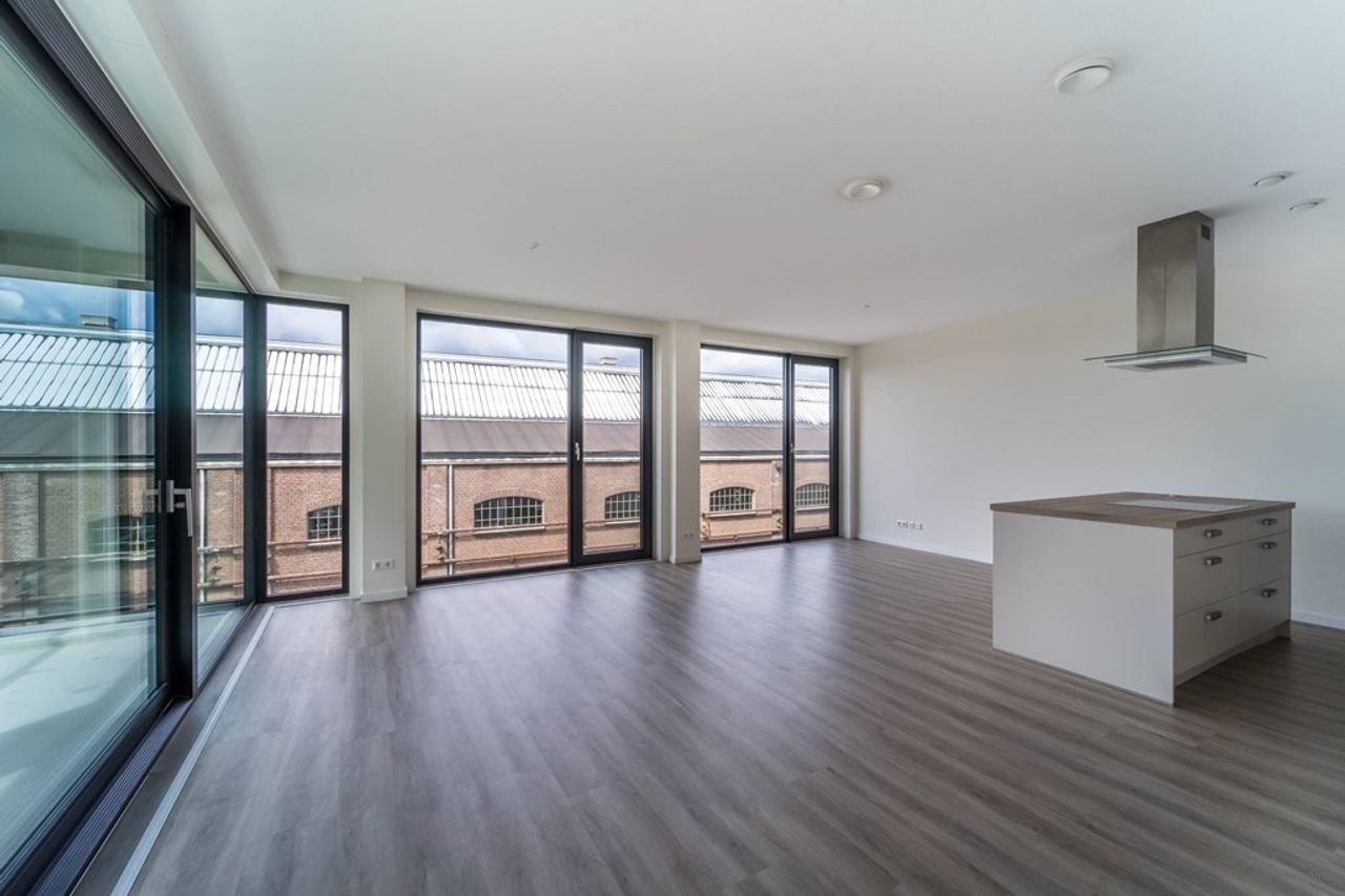 Bright 2-bedroom apartment with west-facing balcony - Image 9