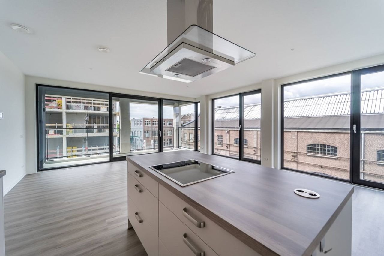 Bright 2-bedroom apartment with west-facing balcony - Image 7