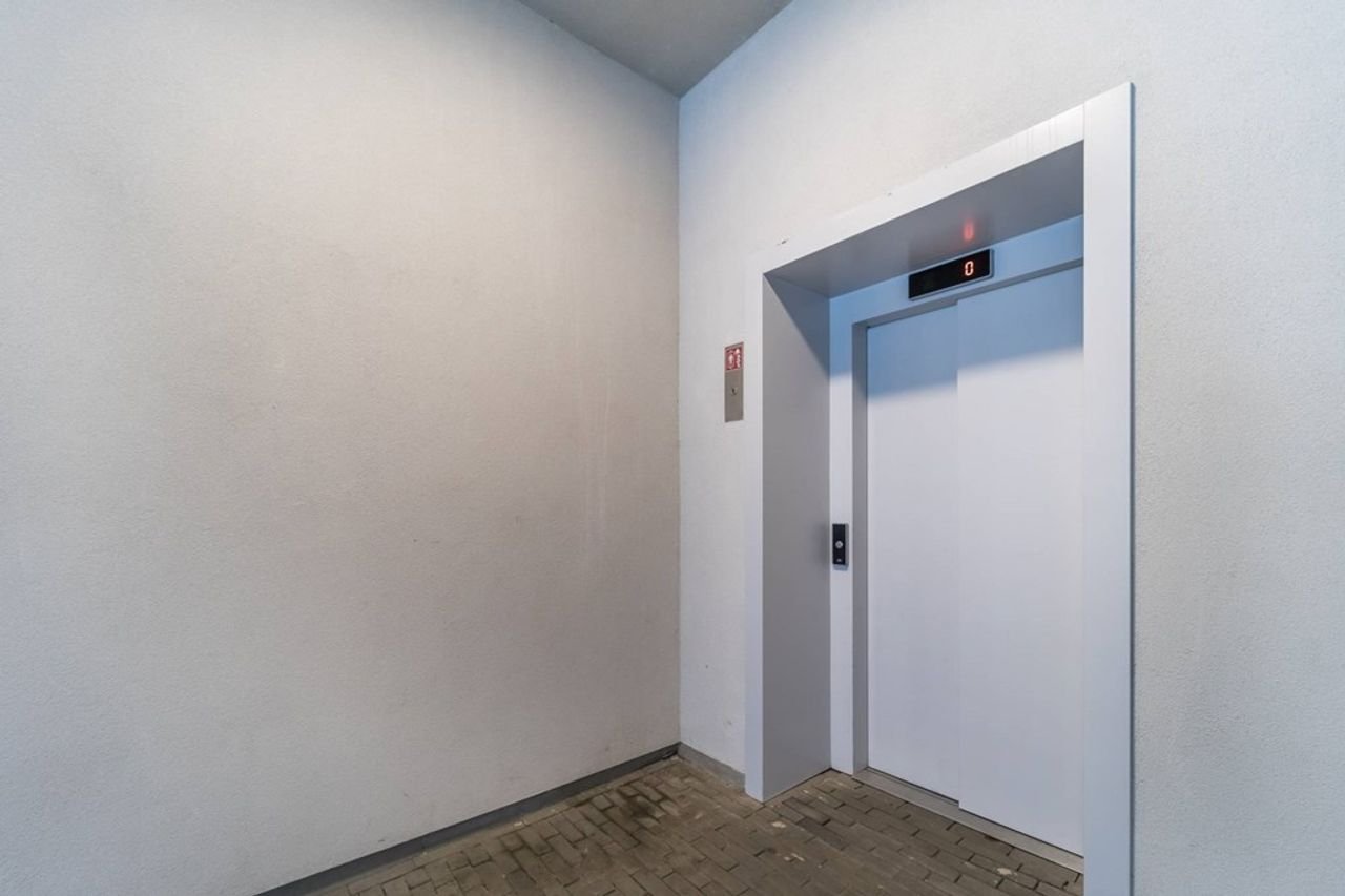 Bright 2-bedroom apartment with west-facing balcony - Image 29