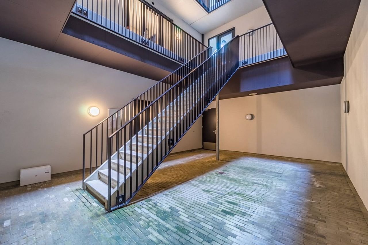 Bright 2-bedroom apartment with west-facing balcony - Image 2